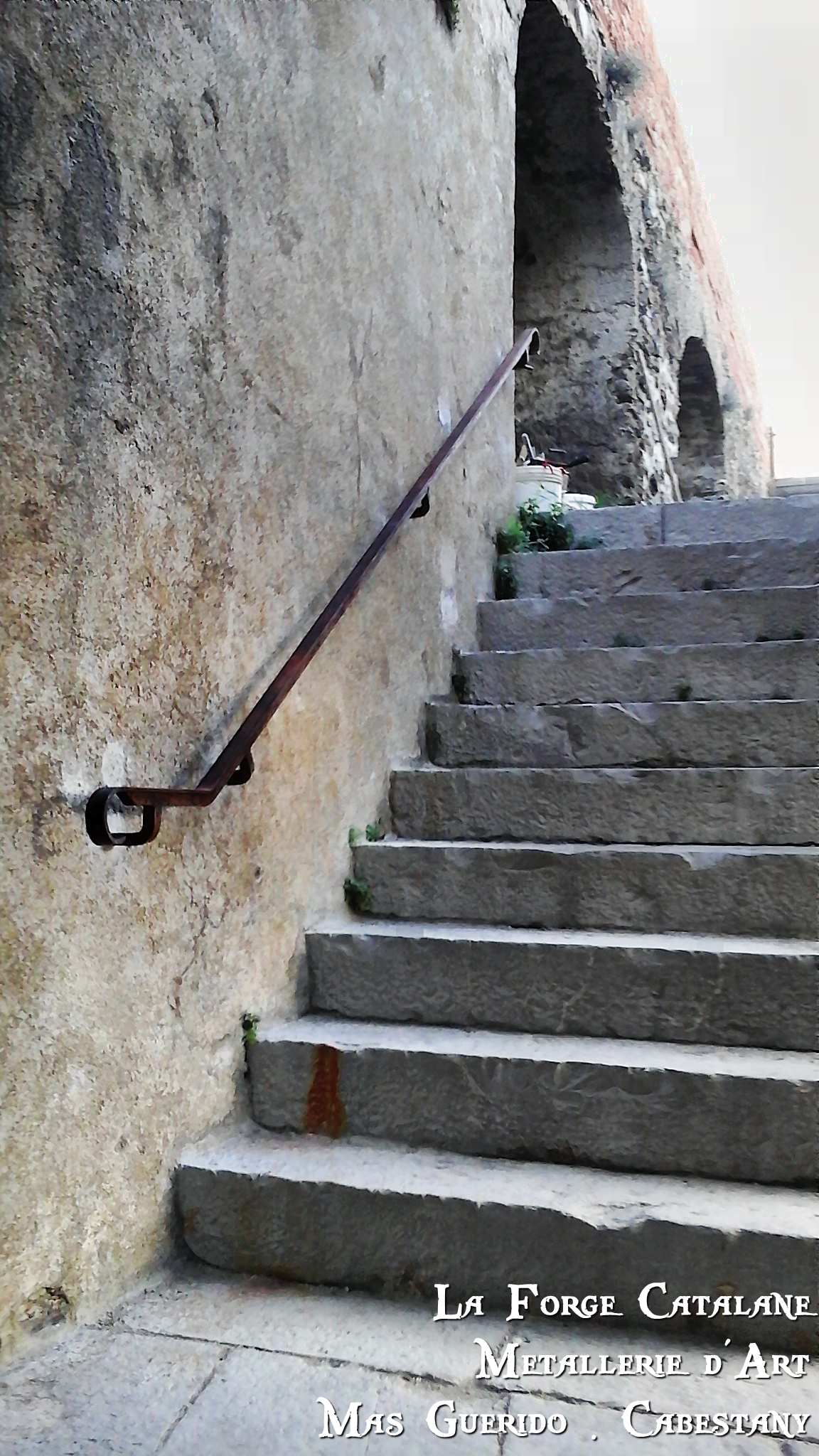 main courante en fer plat avec crosse de finition rouille forge catalane.jpg